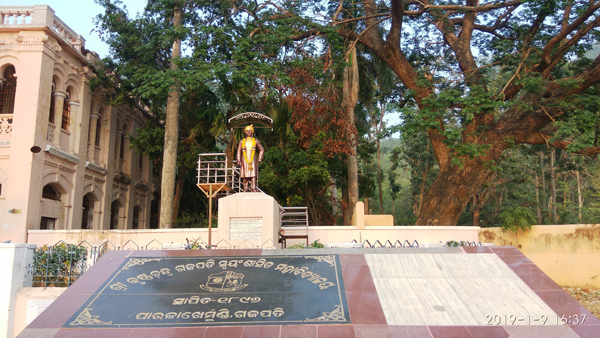 Maharaja Statue